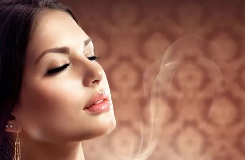 黄皮肤美女玩转粉嫩彩妆 选对色彩很重要!