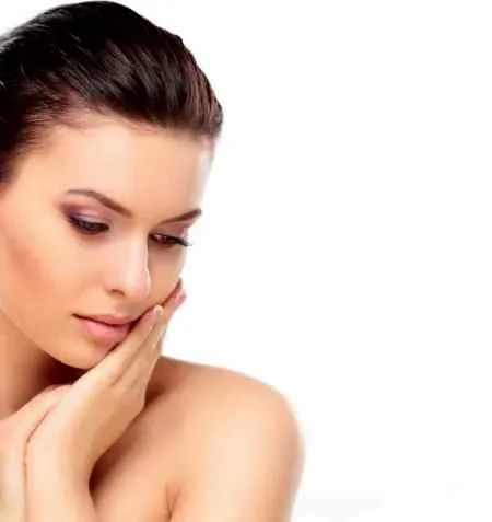 网络红人瓦莱里娅秀“真人芭比”冷艳娃娃妆