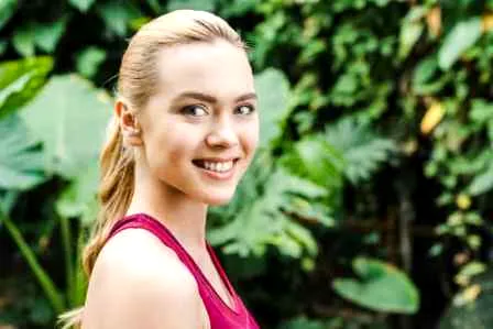 手把手教你怎么化淡妆 没有眼线照旧夺目