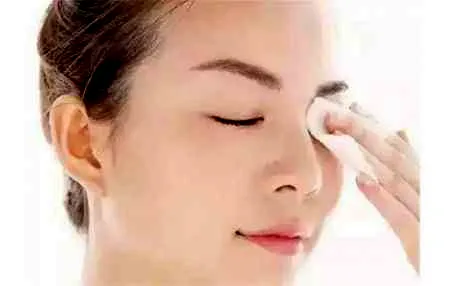 卸妆油经眼睛里模糊怎么办 卸妆油卸眼妆的注意事项