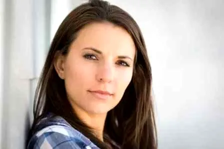 5月新娘ELLA婚纱照清新妆容 盘点女星昔日假小子变妩媚