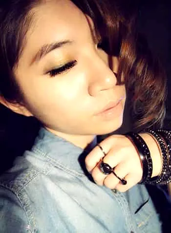 教你如何画金属感妆容 打造冷色调中性妆