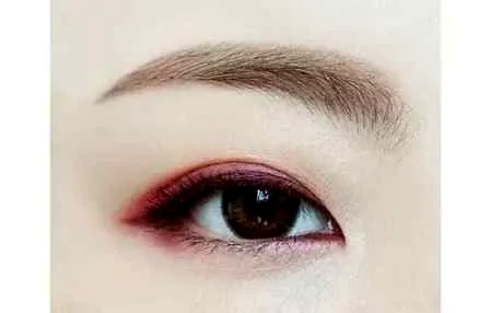酒红色眼影怎么画 秋冬最适合的眼妆