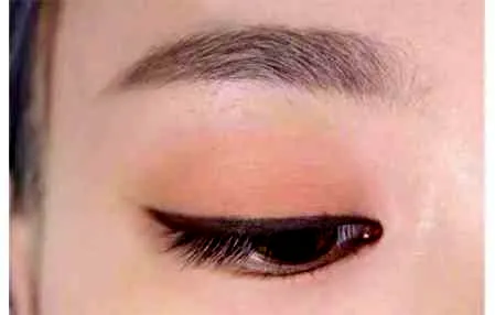 深棕色眼妆怎么画 可以先画眼线