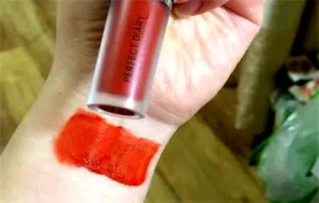 完美日记丝绒唇釉沾杯吗