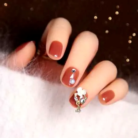 指甲保养油和底油哪个先用 指甲保养油与透明指甲油的