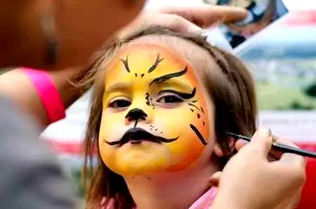 万圣节吸血鬼妆容的画法 万圣节吓人小故事有哪些