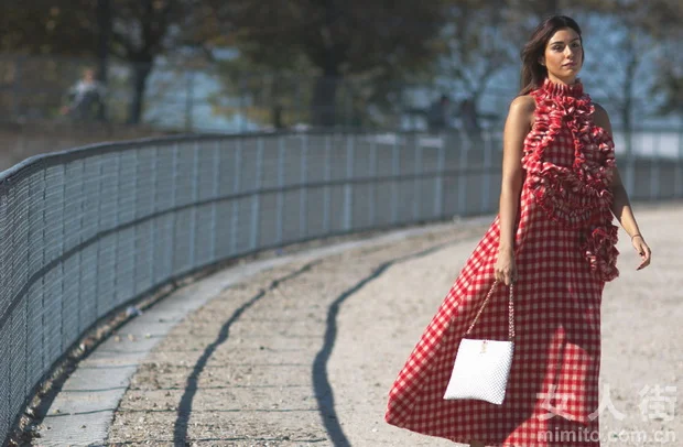 优雅格纹装穿搭 承包你的夏日时髦