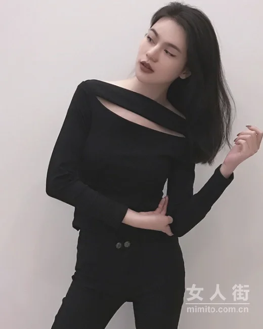 性感一字肩穿搭今夏超火,轻松变女神