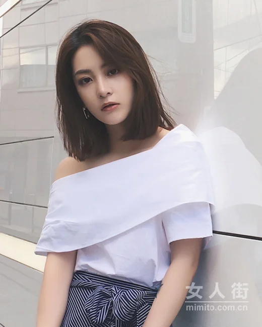 性感一字肩穿搭今夏超火,轻松变女神