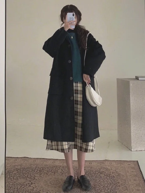 新年穿搭日记,一件黑色大衣的9种搭配示范