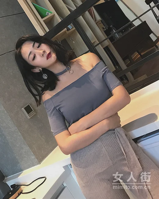 性感一字肩穿搭今夏超火,轻松变女神