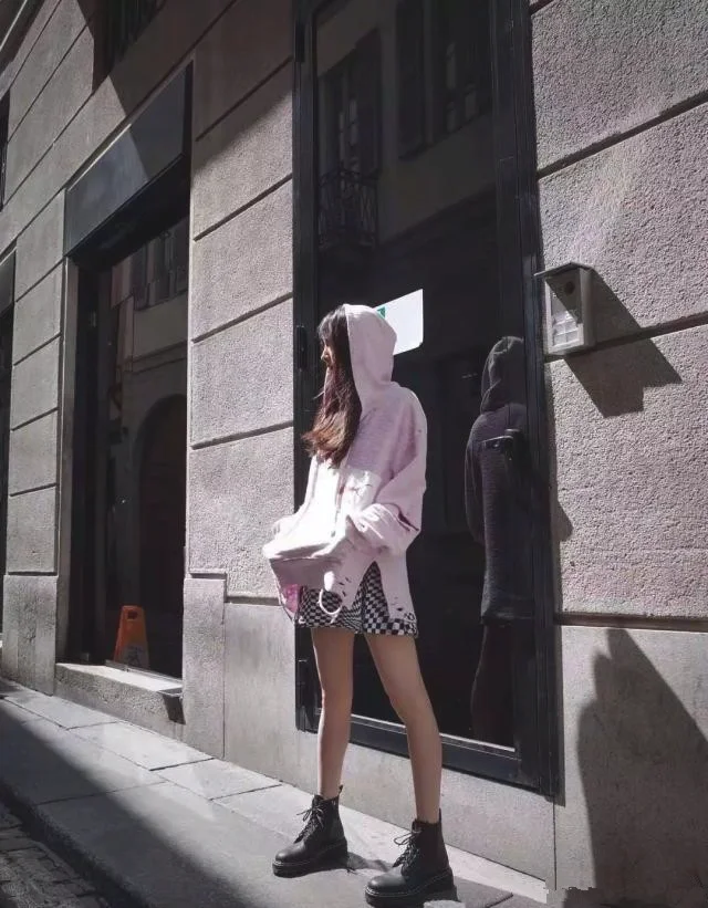 30岁女人卫衣新穿法，比单配裤子更好看！