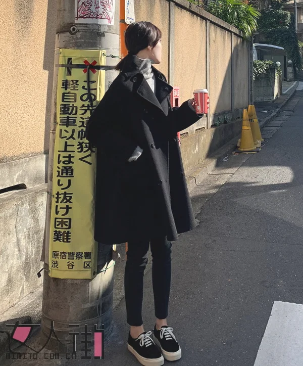 冬季女人纯色呢子大衣搭配示范