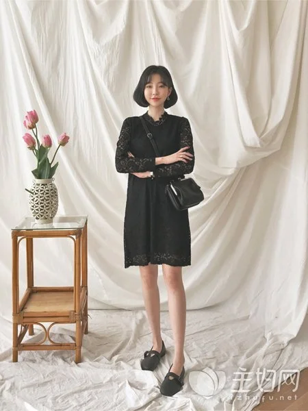 小黑裙简洁而奢华 塑造女人的独特气质