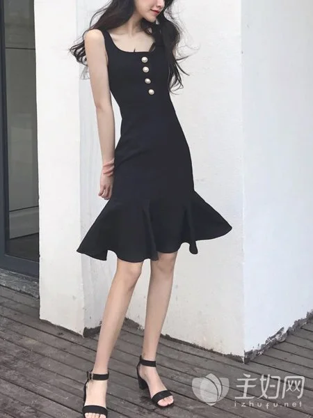 小黑裙简洁而奢华 塑造女人的独特气质