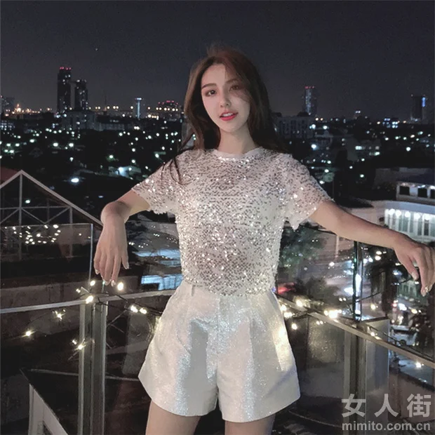 自体发光的时尚T恤，让你变身潮流达人