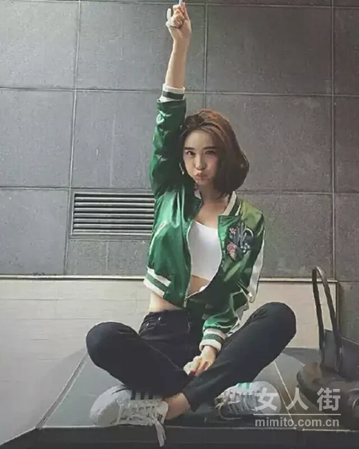 刺绣这么火，刺绣棒球服初秋这样穿
