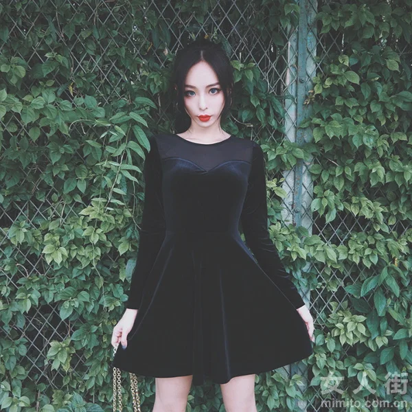复古丝绒裙搭配 穿点旧的过把新瘾