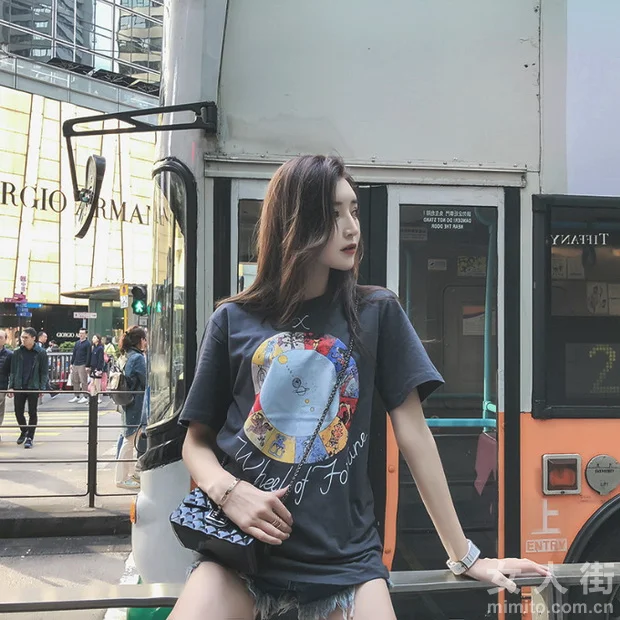 缤纷夏日，时髦T恤打造活力少女范
