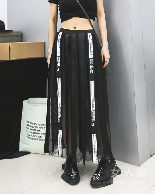 帅气的裙子穿搭，中性中透露出的女人味