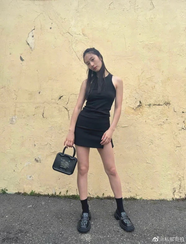 郑秀晶Krystal夏日穿搭，极简风酷女孩