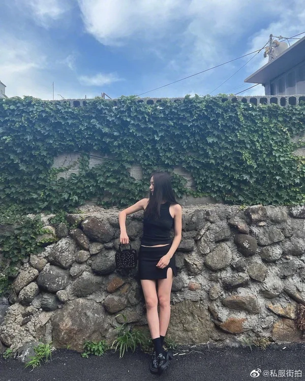 郑秀晶Krystal夏日穿搭，极简风酷女孩