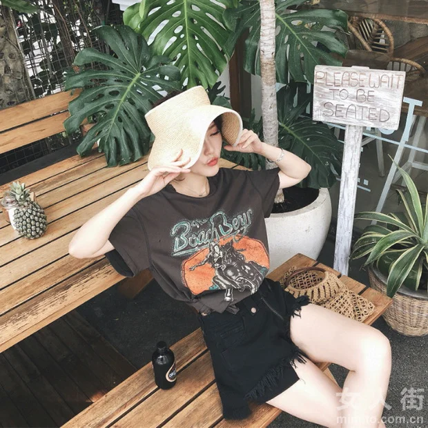 缤纷夏日，时髦T恤打造活力少女范