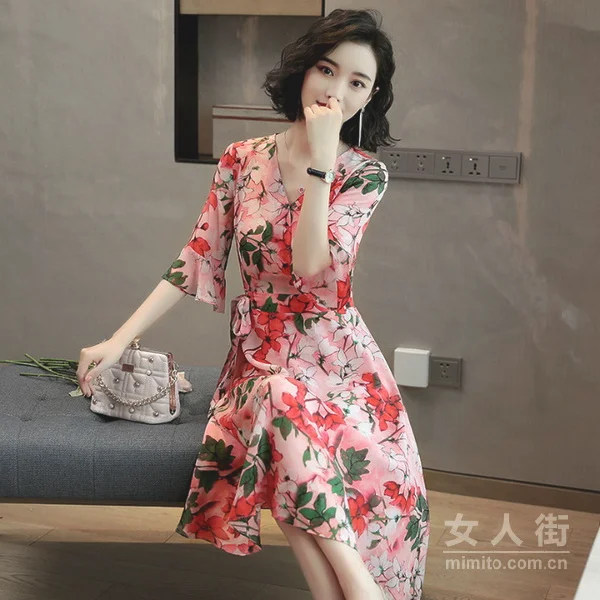 撩汉女神的穿搭，连衣裙凹造型示范