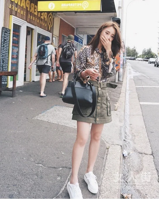 帅气的裙子穿搭，中性中透露出的女人味