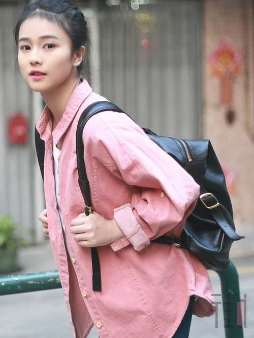 女人也爱牛仔衬衫，干练与清新融为一体