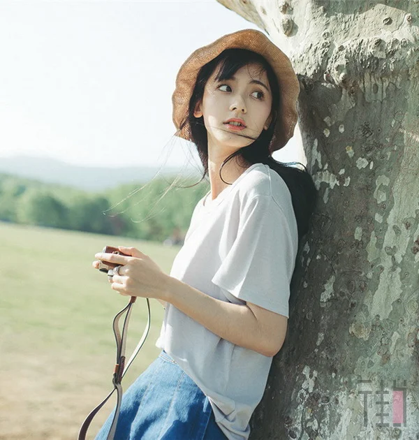 学街拍女王穿纯色T恤，从此路人变潮咖