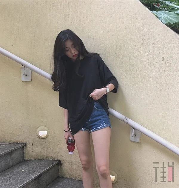 学街拍女王穿纯色T恤，从此路人变潮咖