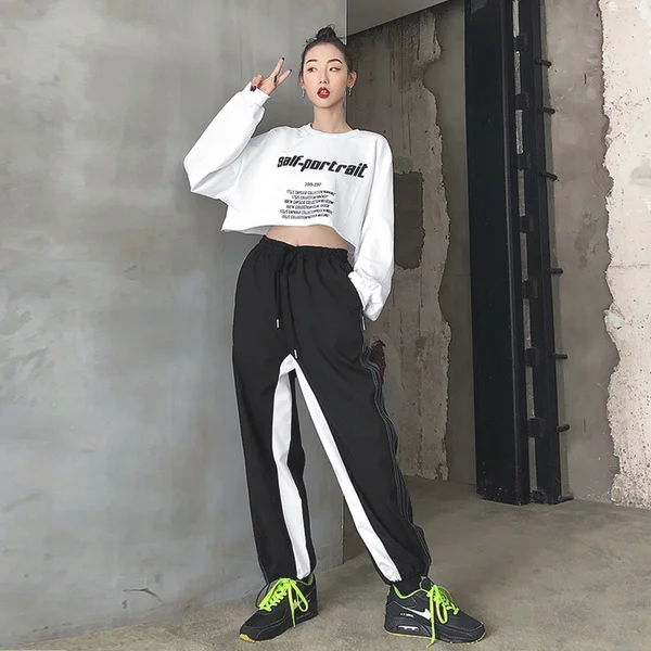 T恤搭工装裤，小姐姐的别样中性风