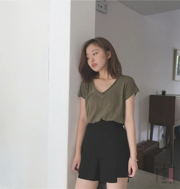 学街拍女王穿纯色T恤，从此路人变潮咖