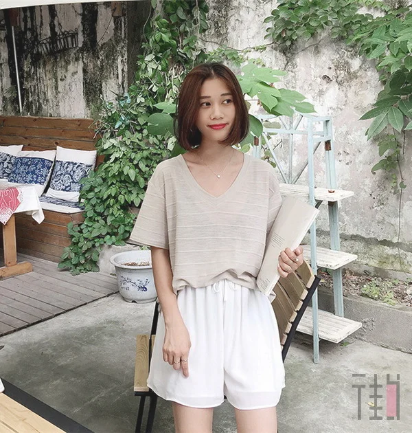 学街拍女王穿纯色T恤，从此路人变潮咖