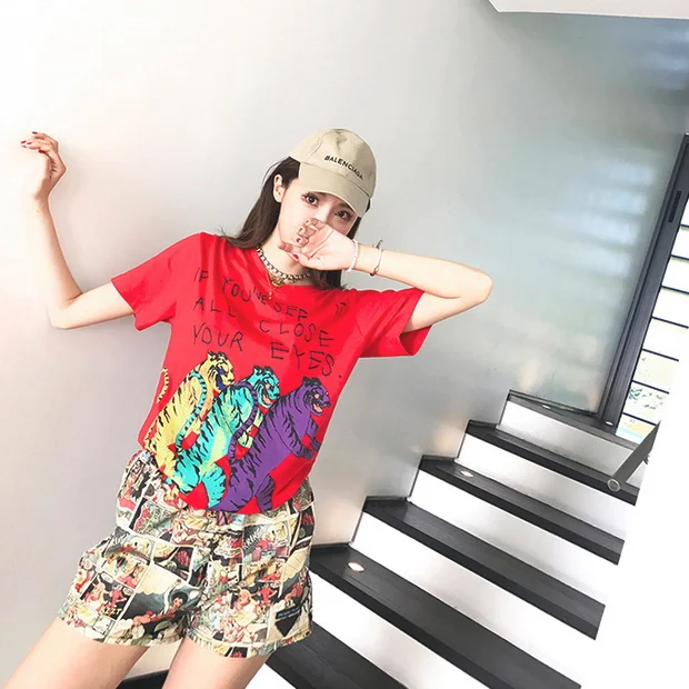 街头风T恤，女生也能穿出个性美