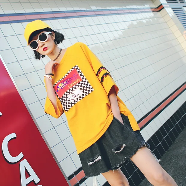 街头风T恤，女生也能穿出个性美