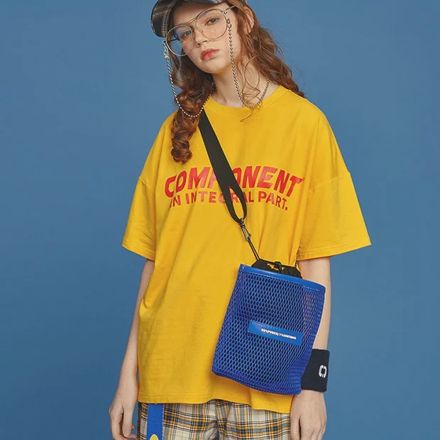 街头风T恤，女生也能穿出个性美