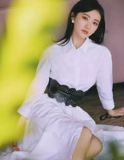 普通的小白裙如何穿出优雅的气质？