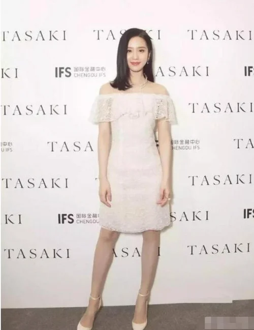 普通的小白裙如何穿出优雅的气质？