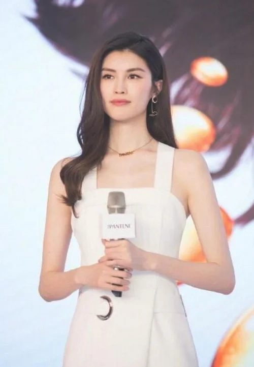 普通的小白裙如何穿出优雅的气质？