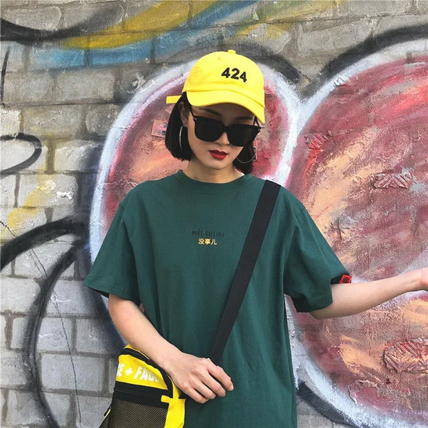 街头风T恤，女生也能穿出个性美