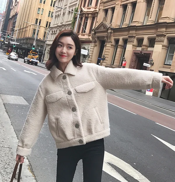 时髦女人短外套穿搭，打造街头百变风格