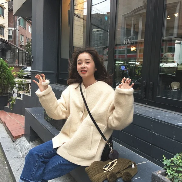 时髦女人短外套穿搭，打造街头百变风格