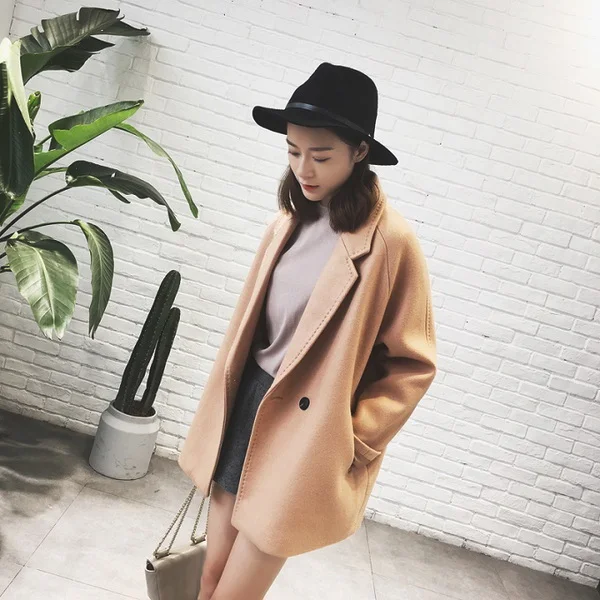 时髦女人短外套穿搭，打造街头百变风格