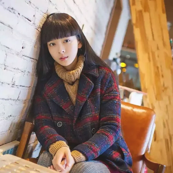 时髦女人短外套穿搭，打造街头百变风格