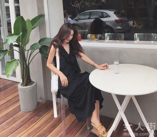 经典百搭小黑裙，掀起复古时尚新潮流