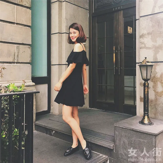 经典百搭小黑裙，掀起复古时尚新潮流