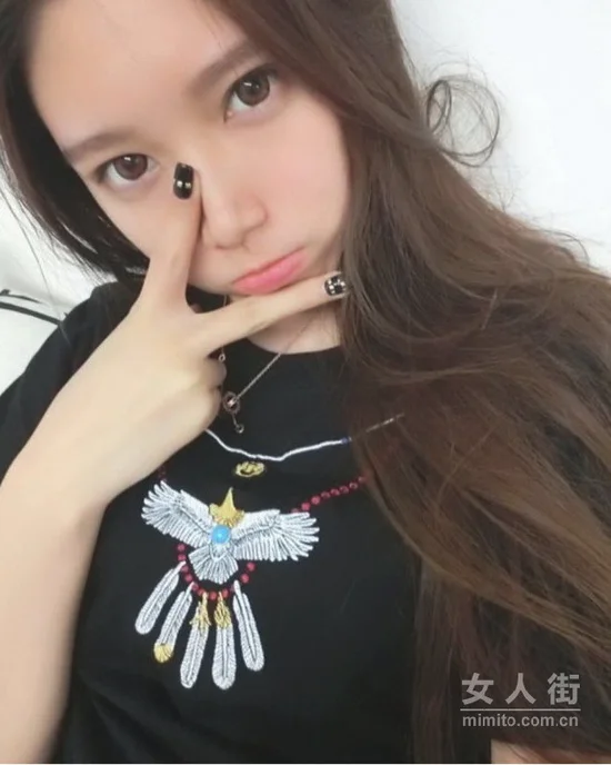满大街的单衣，唯独T恤穿的认真